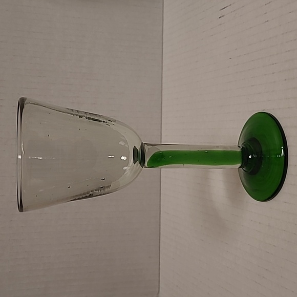 Set of 4 Handblown Green Stemmed Wine Glasses - Picture 4 of 16